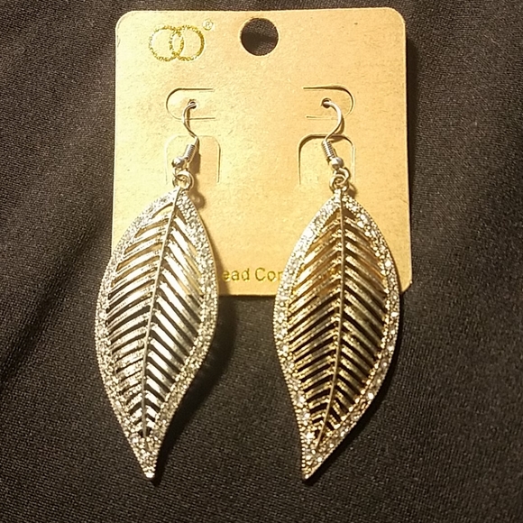 Jewelry - NWT Silvertone Feather-shaped Earrings w/Sparkle